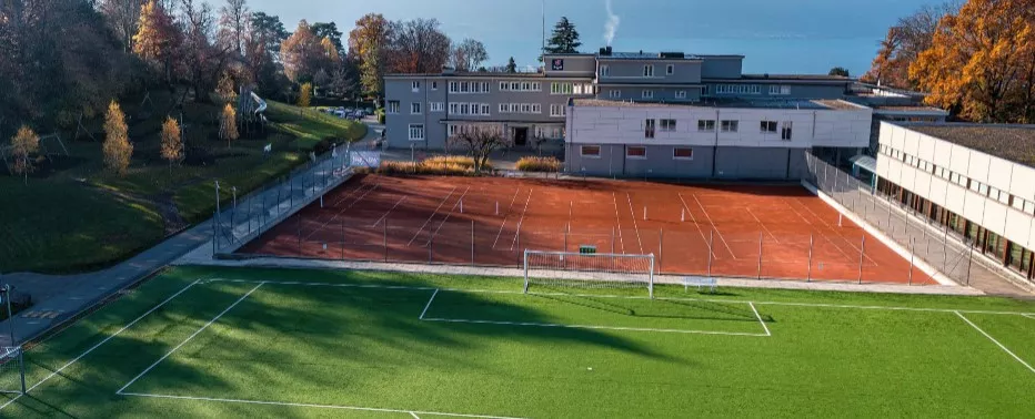 Территория St George’s International School со спортивными площадками