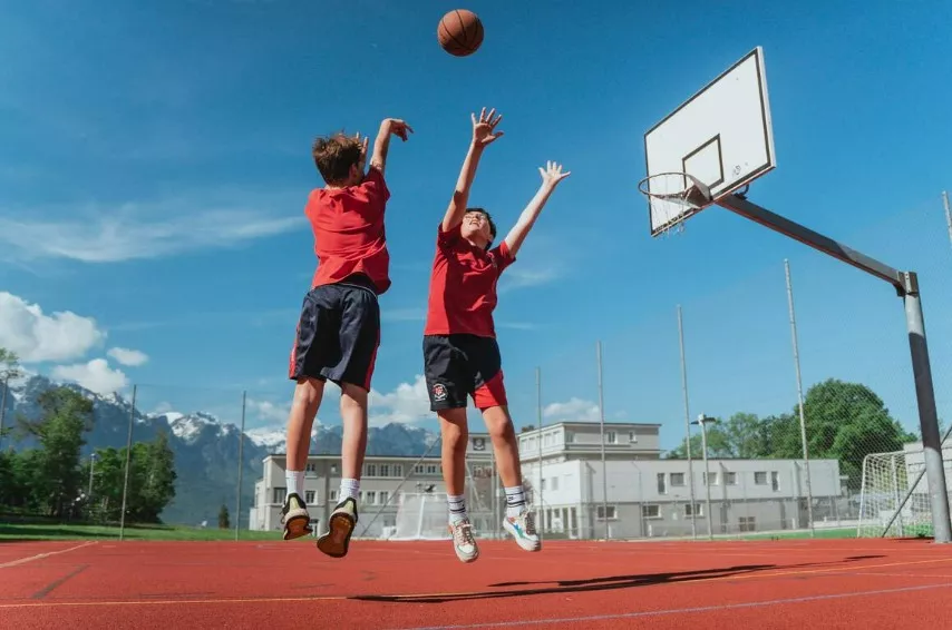 Спортивная площадка St George’s International School с видом на Альпы