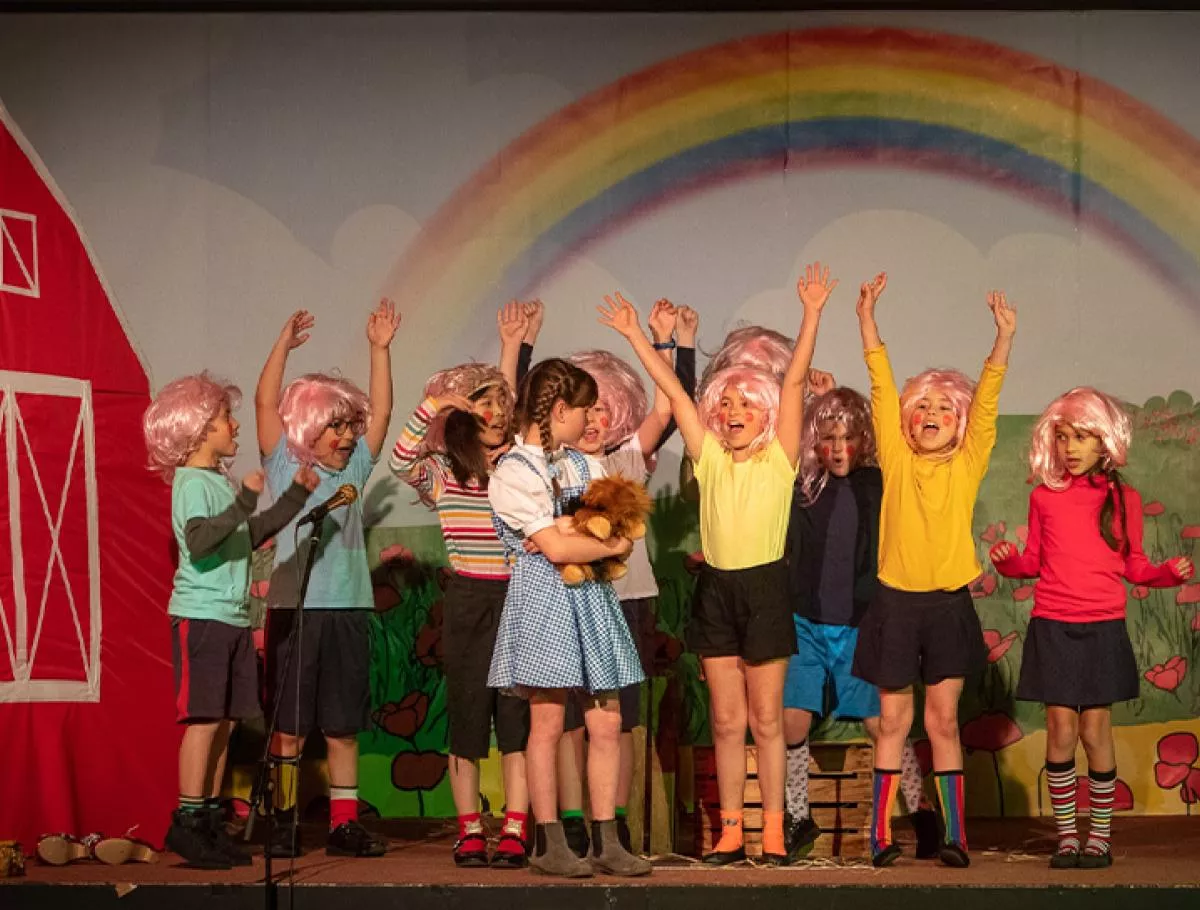 Младшие ученики St George’s International School на школьном празднике